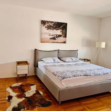 Center Square Deluxe Nest بودغوريتْسا