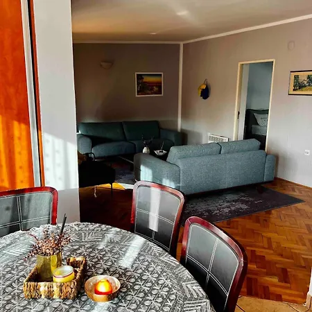 Apartment Center Square Deluxe Nest *