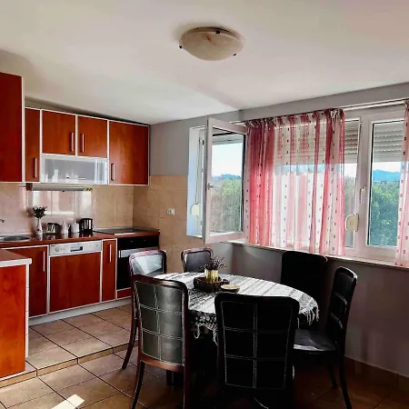 Center Square Deluxe Nest Podgorica