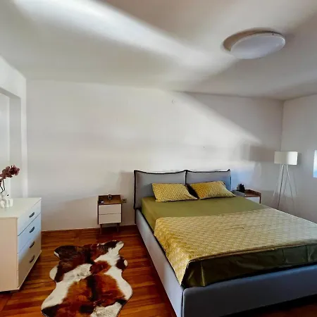 Center Square Deluxe Nest * Podgorica