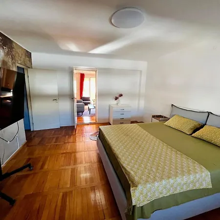 Apartment Center Square Deluxe Nest *